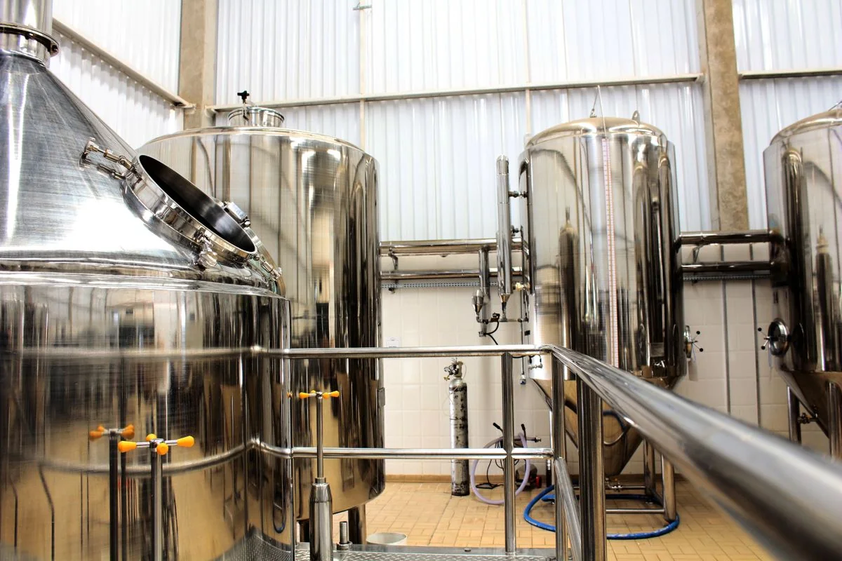 Stainless steel beverage processing vessels for liquid batching and transfer
